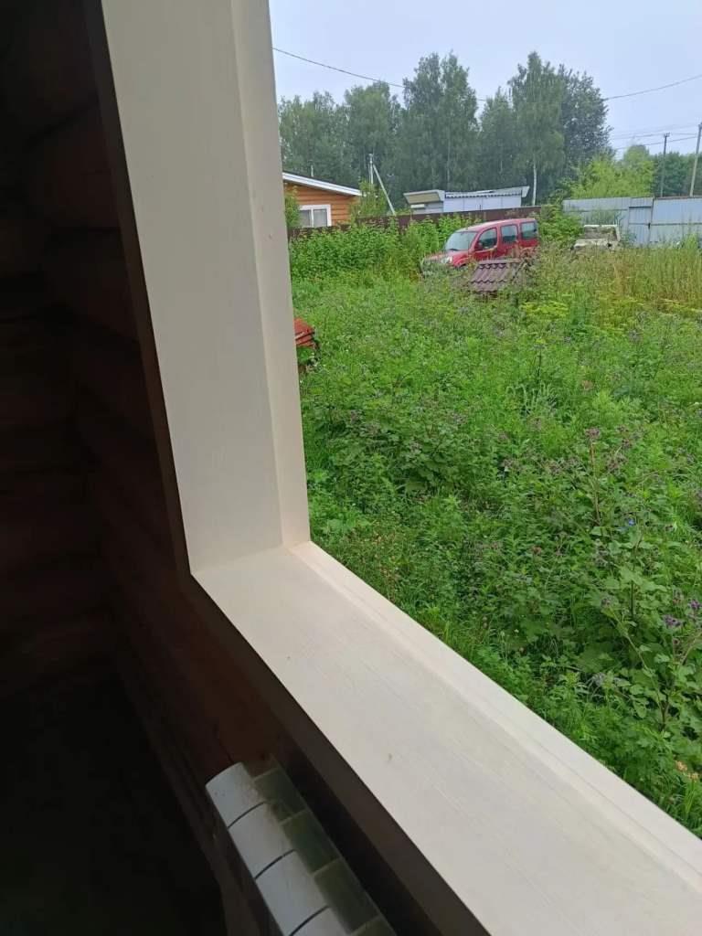 Откосы под дерево в интерьере деревянного дома