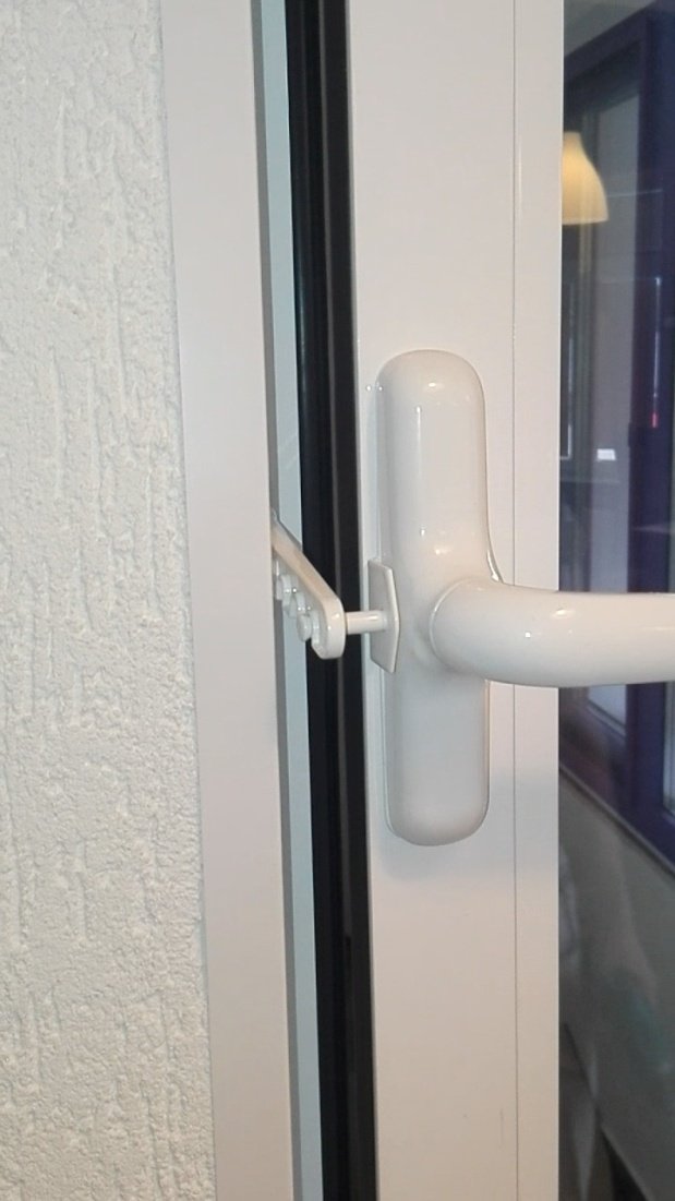 Ограничитель поворотного открывания алюминиевой створки