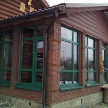 Зеленые ламинированные окна на веранде Зеленые ламинированные окна на веранде